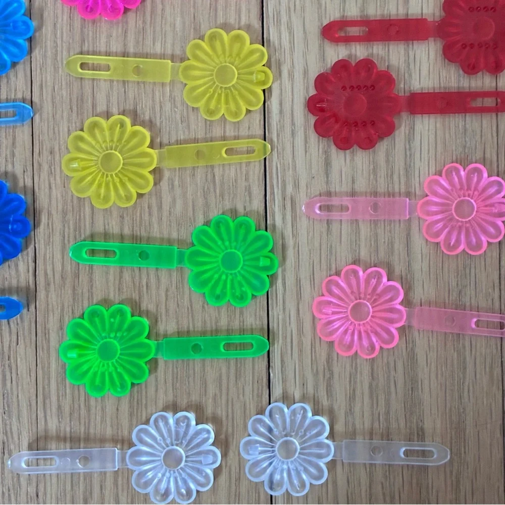 Plastic retro hair barrettes. Set of 20 Snap Close Daisy hair clips. Translucent